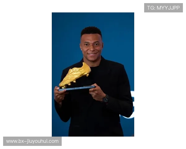 姆巴佩全新金色足球鞋亮相引领潮流 极致设计与性能的完美结合