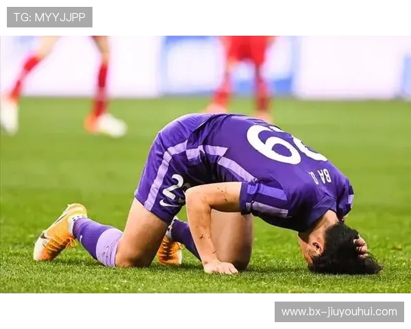 江苏足球连云港球员何新越崭露头角成为新星助力球队奋勇前行